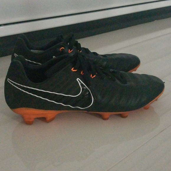 Soccer cleats - Picture 1 of 7